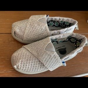 $3/10 Bundle!🌲 Toddler Sparkly Silver Slip On shoes